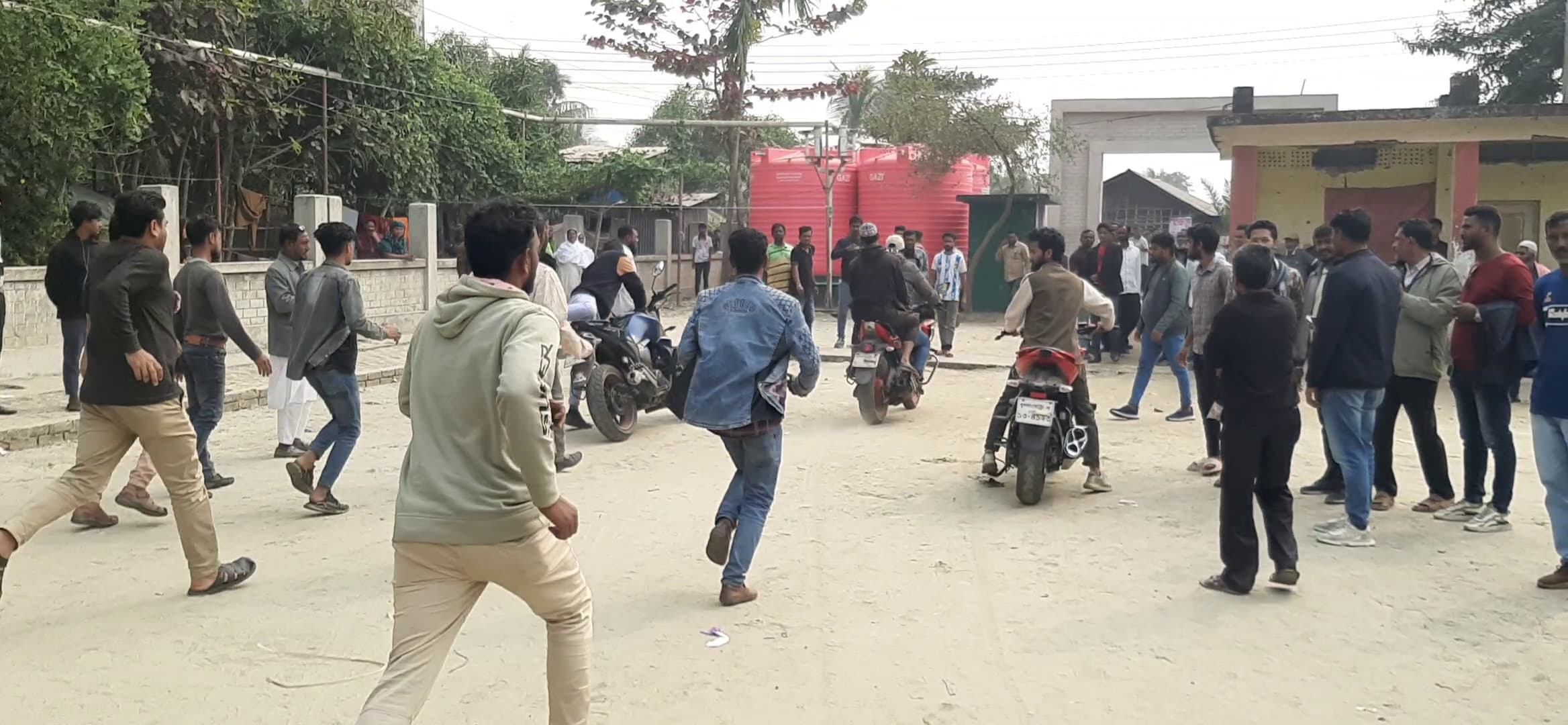 মোংলায় যুবদলের হামলা ও ব্যালট বাক্স ছিনতাই