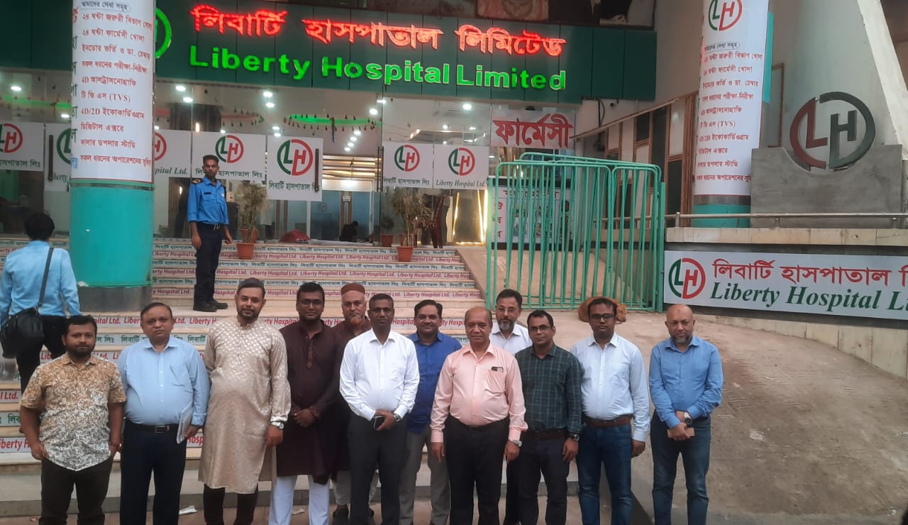 হাসপাতালের উদ্বোধন শেষে অতিথিদের নিয়ে ফটোসেশন। উপস্থিত রয়েছে ঢাকা মহানগর গোয়েন্দা পুলিশের (ডিবি) তৎকালিন যুগ্ম কমিশনার সনজিৎ কুমার রয় (মাঝে)