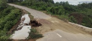 সুয়ালক-লামা সড়কটি যেন মরণফাঁদ