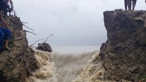 বন্যা এলেই মনে পড়ে বেড়িবাঁধের কথা