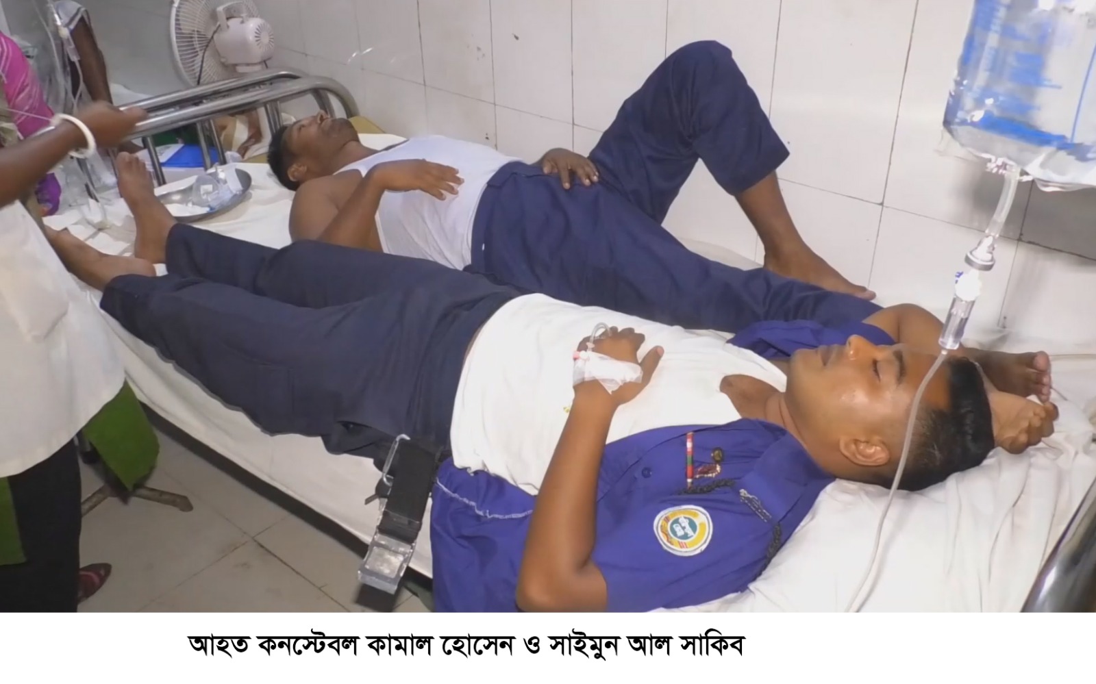 মাদককারবারির হামলায় আহত পুলিশ সদস্যরা