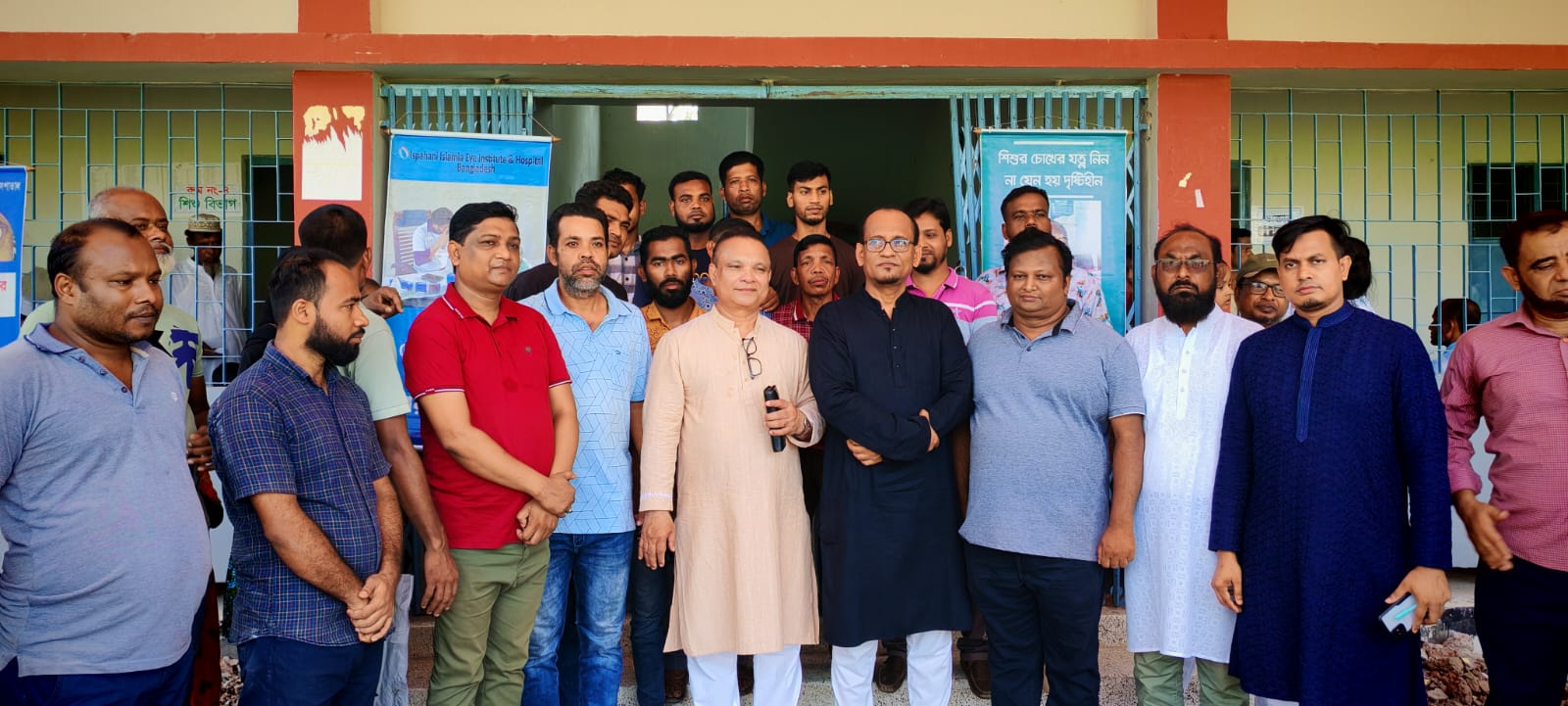 মেডিকেল ক্যাম্পের উদ্বোধন শেষে অতিথিদের নিয়ে বিএনপি চেয়ারপারসনের উপদেষ্টা ড. জিয়াউদ্দিন হায়দার স্বপন