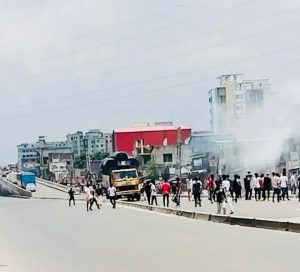 টঙ্গীতে ঝুট ব্যবসাকে কেন্দ্র করে ককটেল বিস্ফোরণ ও সন্ত্রাসী হামলা