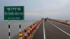 হাওরের স্বচ্ছ জলে জীবনের প্রতিচ্ছবি