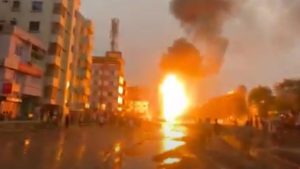 সিলিন্ডারবাহী ট্রাক উল্টে বিস্ফোরণ