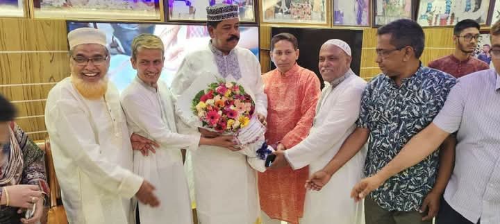 স্থানীয় সাবেক এমপি ইলিয়াস মোল্লা ও আ’লী নেতাদের সাথে অধ্যক্ষ আনোয়ার