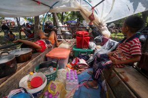 থাই ও কম্বোডিয়া সীমান্তের বাসিন্দারা পালিয়ে নিরাপদ স্থানে আশ্রয় নিয়েছে, ছবি: রয়টার্স