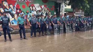 পুলিশের সতর্ক অবস্থান