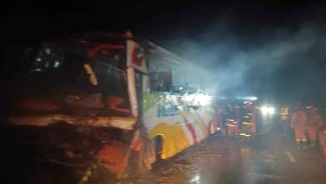 ঢাকা ও ফরিদপুরে বাসে অগ্নিসংযোগ