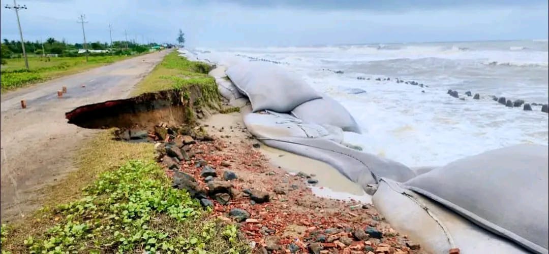 এর আগে ভাঙন ঠেকাতে জিও ব্যাগ ফেলানো হয়। ছবি: বাংলা অ্যাফেয়ার্স