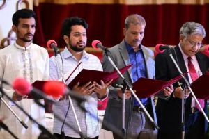 ছাত্র প্রতিনিধিদের উপদেষ্টা পরিষদে রেখে শপথ গ্রহণ