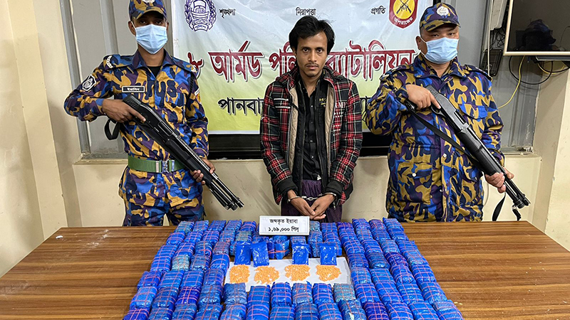 উখিয়ায় ইয়াবাসহ আটক রোহিঙ্গা নাগরিক। (ফাইল ফটো)