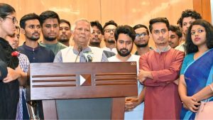 ড. মুহাম্মদ ইউনূসকে স্বাগত জানান ছাত্র প্রতিনিধিরা