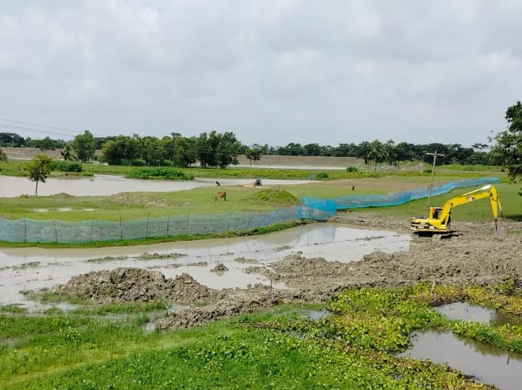 প্রকল্পটির মাটি কেটে অন্যত্র বিক্রি করা হচ্ছে। ছবি: বাংলা অ্যাফেয়ার্স