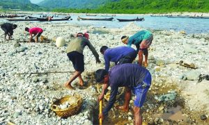 সাদা পাথরে কালো হাত