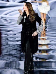 প্যারিস ফ্যাশন উইকে আলোচনায় ঐশ্বরিয়া