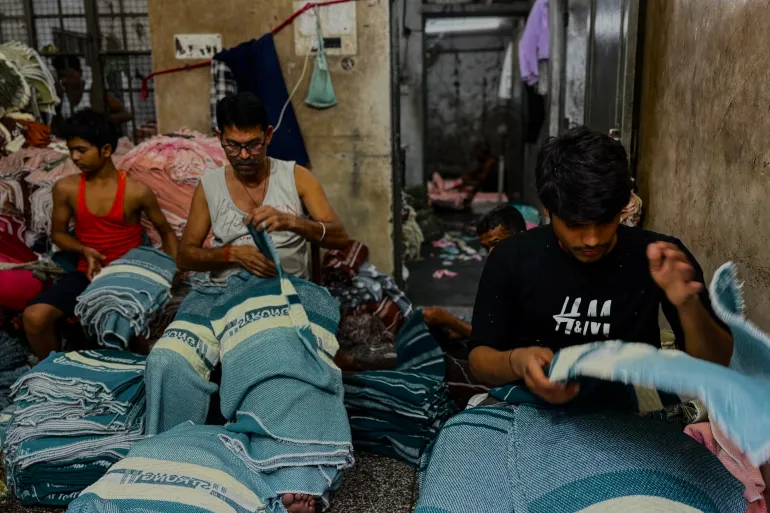 ভারতের বস্ত্র খাত দেশটির দ্বিতীয় বৃহত্তম কর্মসংস্থান খাত, আর যুক্তরাষ্ট্রের ৫০ শতাংশ শুল্কের কারণে সেই চাকরিগুলো এখন বিপদের মুখে। ছবি: আল জাজিরা