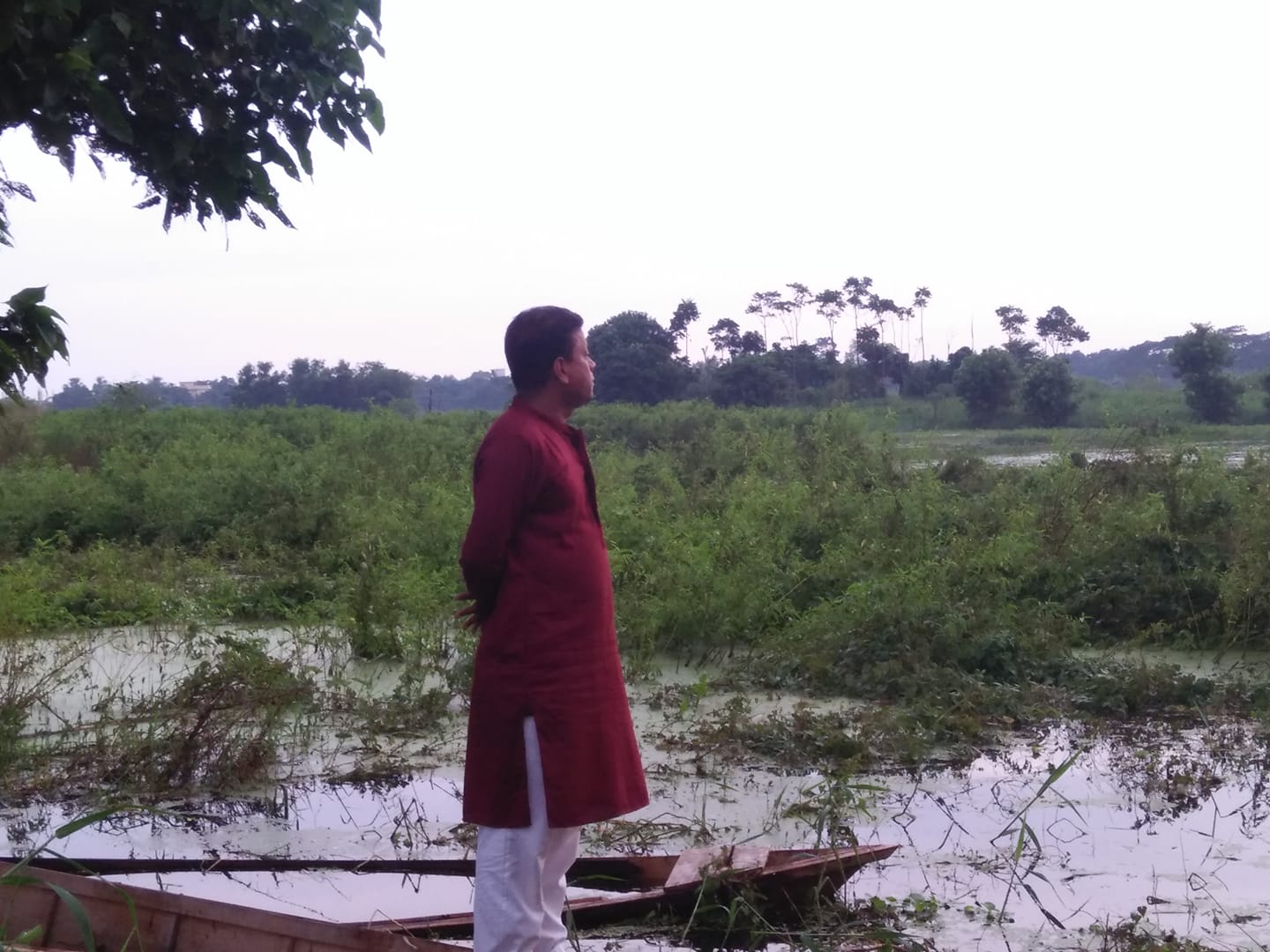 সাফা বহুমুখী সমিতির সাধারণ সম্পাদক জাহাঙ্গীর আলম প্রকল্পের জমিতে দাড়ানো। সেখানে স্পষ্টত দেখা যাচ্ছে এটি ছিলো জলাশয়। ছবি: সংগৃহীত