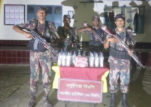 সীমান্তে বিজিবির অভিযানে মাদক-চোরাই পণ্য জব্দ।