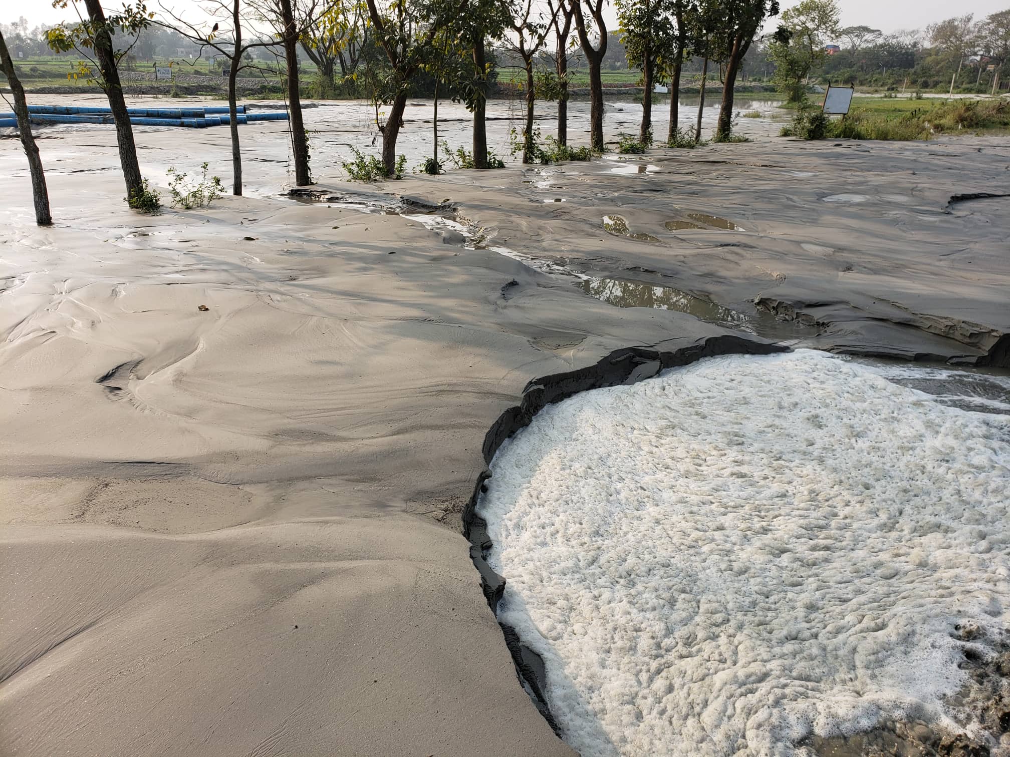 ড্রেজার বসিয়ে রাতারাতি বালু ভরাট করা হয়। ছবি: সংগৃহীত