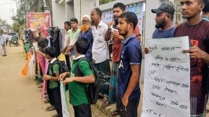 লামায় উচ্ছেদ আতঙ্কে ৪০ পরিবারের মানববন্ধন। ছবি: প্রতিনিধি