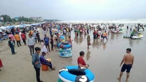 কক্সবাজার সৈকতে পর্যটকের ঢল