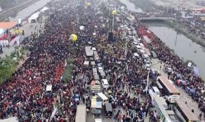 জনসমুদ্র ৩০০ ফিট, স্লোগানে ‘লিডার আসছেন’