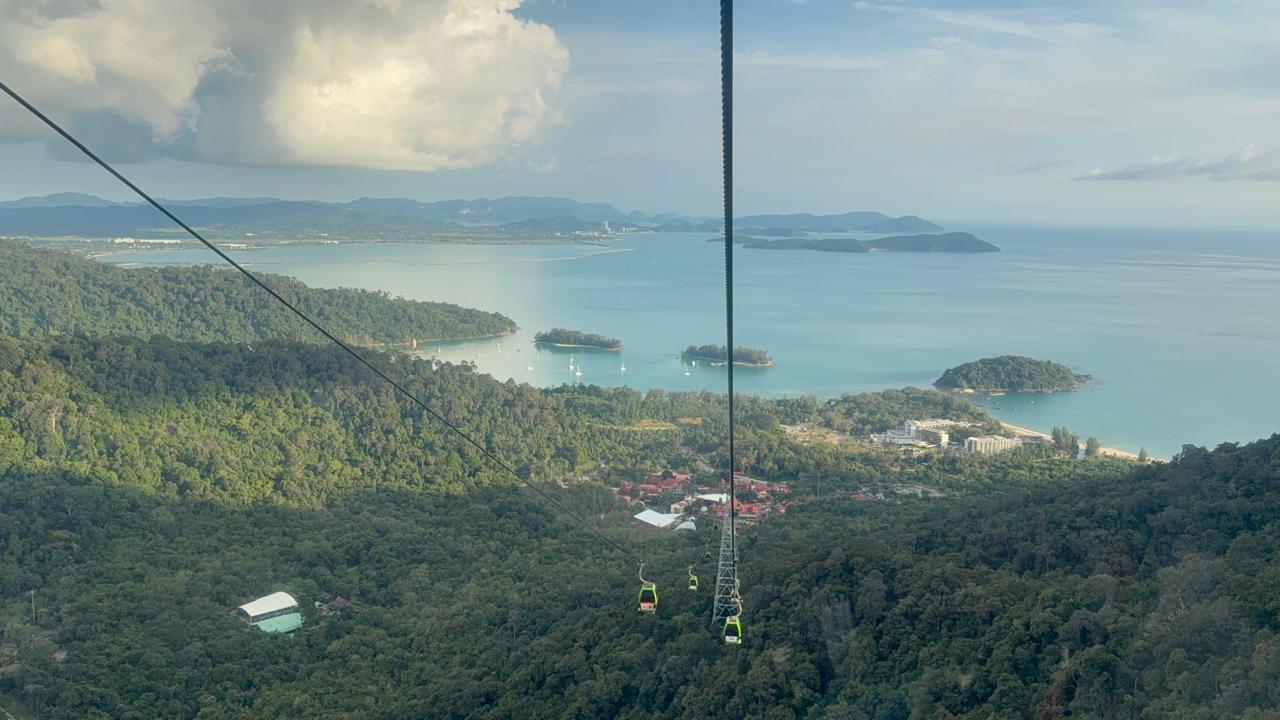 নীল আকাশ আর সবুজ স্বপ্নের দ্বীপ: ল্যাংকাউই। ছবি: শরিয়ত খান