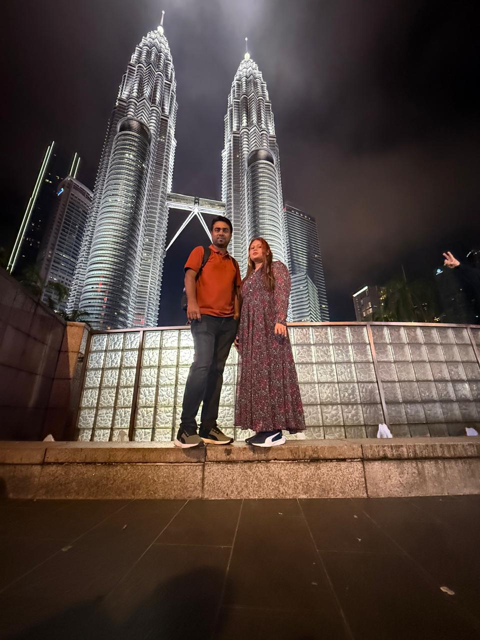 আকাশ ছোঁয়া বিস্ময়: মালয়েশিয়ার পেট্রোনাস টুইন টাওয়ার।