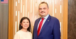 ব্রেন্ট ক্রিস্টেনসেন ও তার স্ত্রী ডিয়ান ডাও/মার্কিন দূতাবাসের ফেসবুক পেজের ছবি